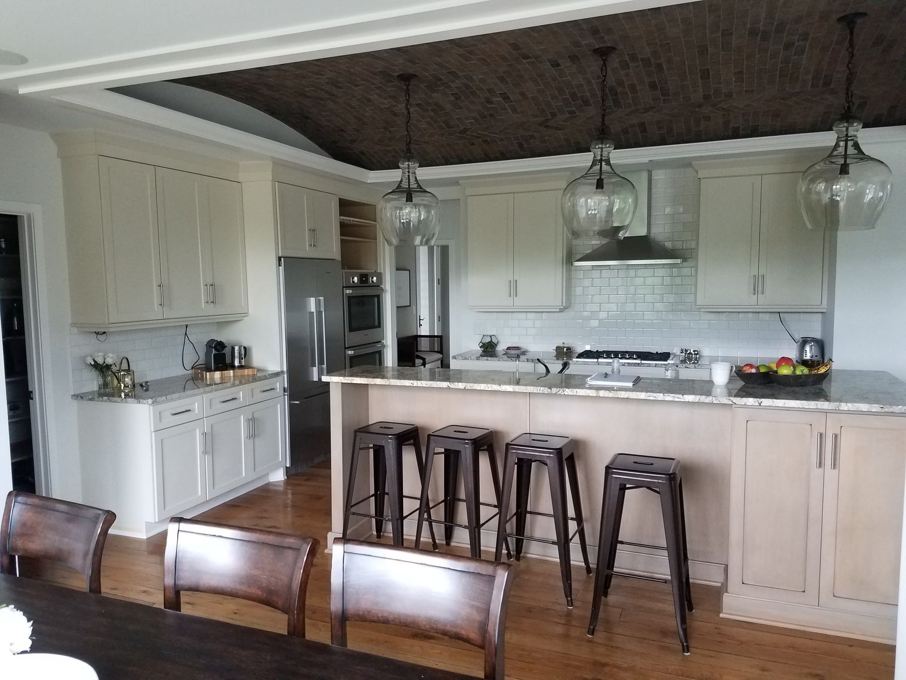 Kitchen island and walls in white