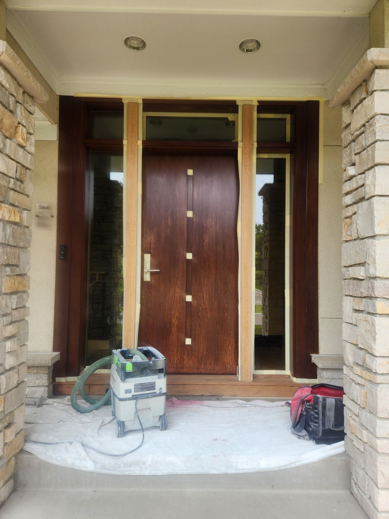 Sidelights masked and dust extractor set up